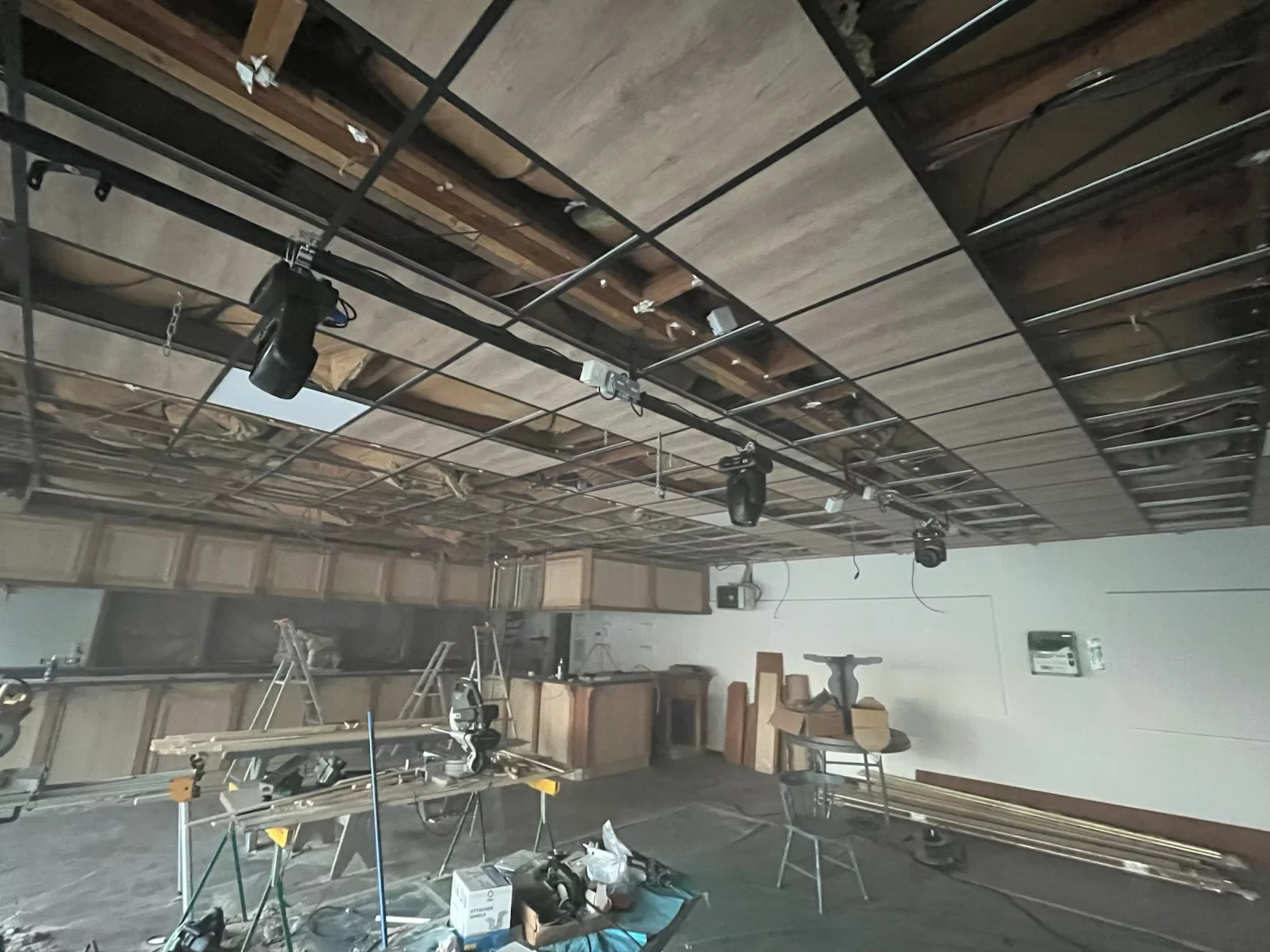 Installation lumière – Salle de spectacle du village vacances de Puteaux à Ploemeur (56)