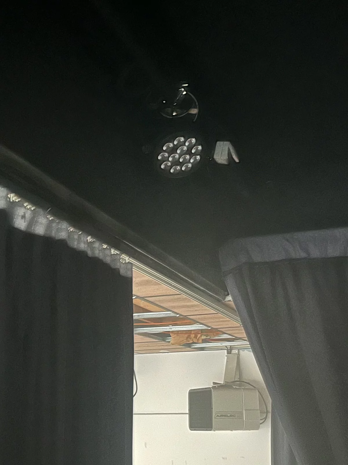 Installation lumière – Salle de spectacle du village vacances de Puteaux à Ploemeur (56)